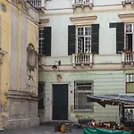 Wood And Stone Apartment In The Historical Center