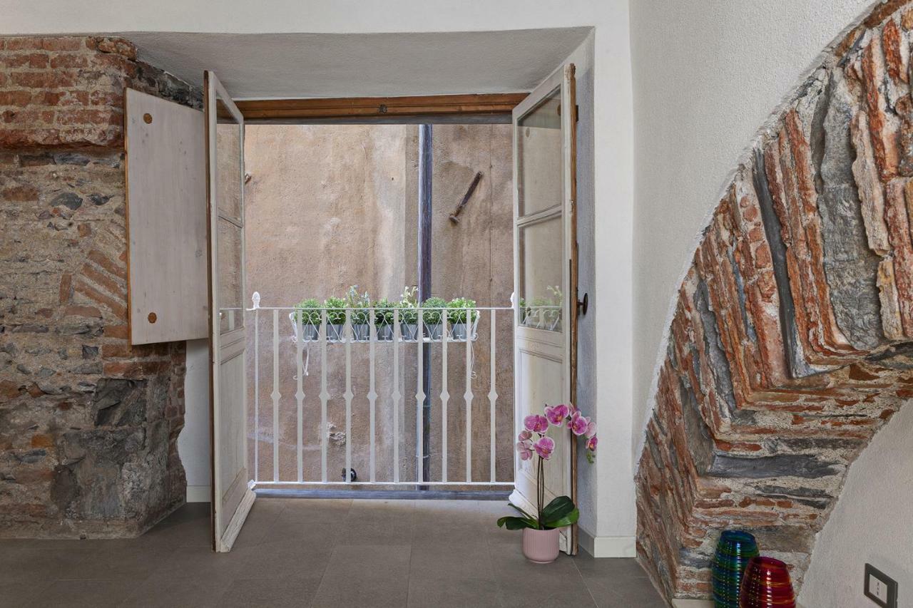 Wood And Stone In The Historical Center Apartment