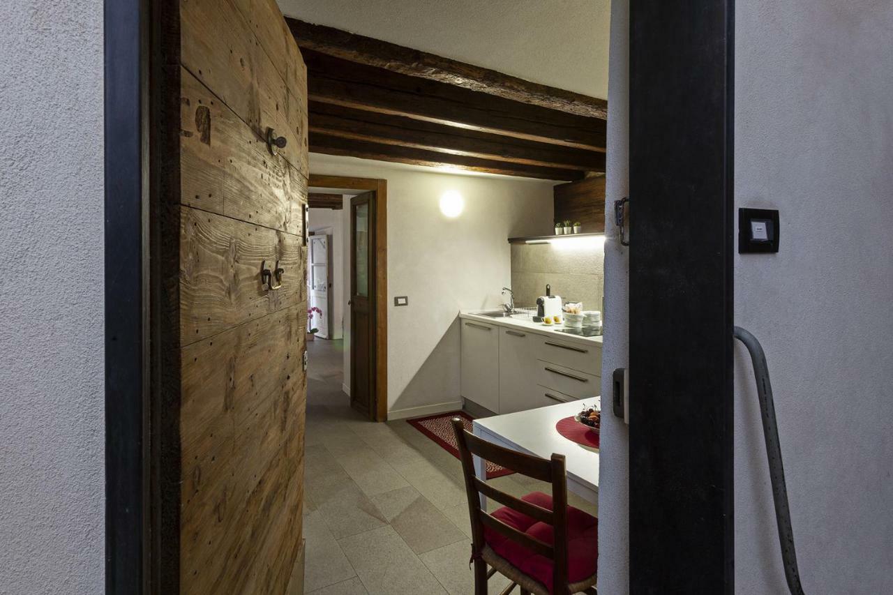 Wood And Stone In The Historical Center Apartment Genoa