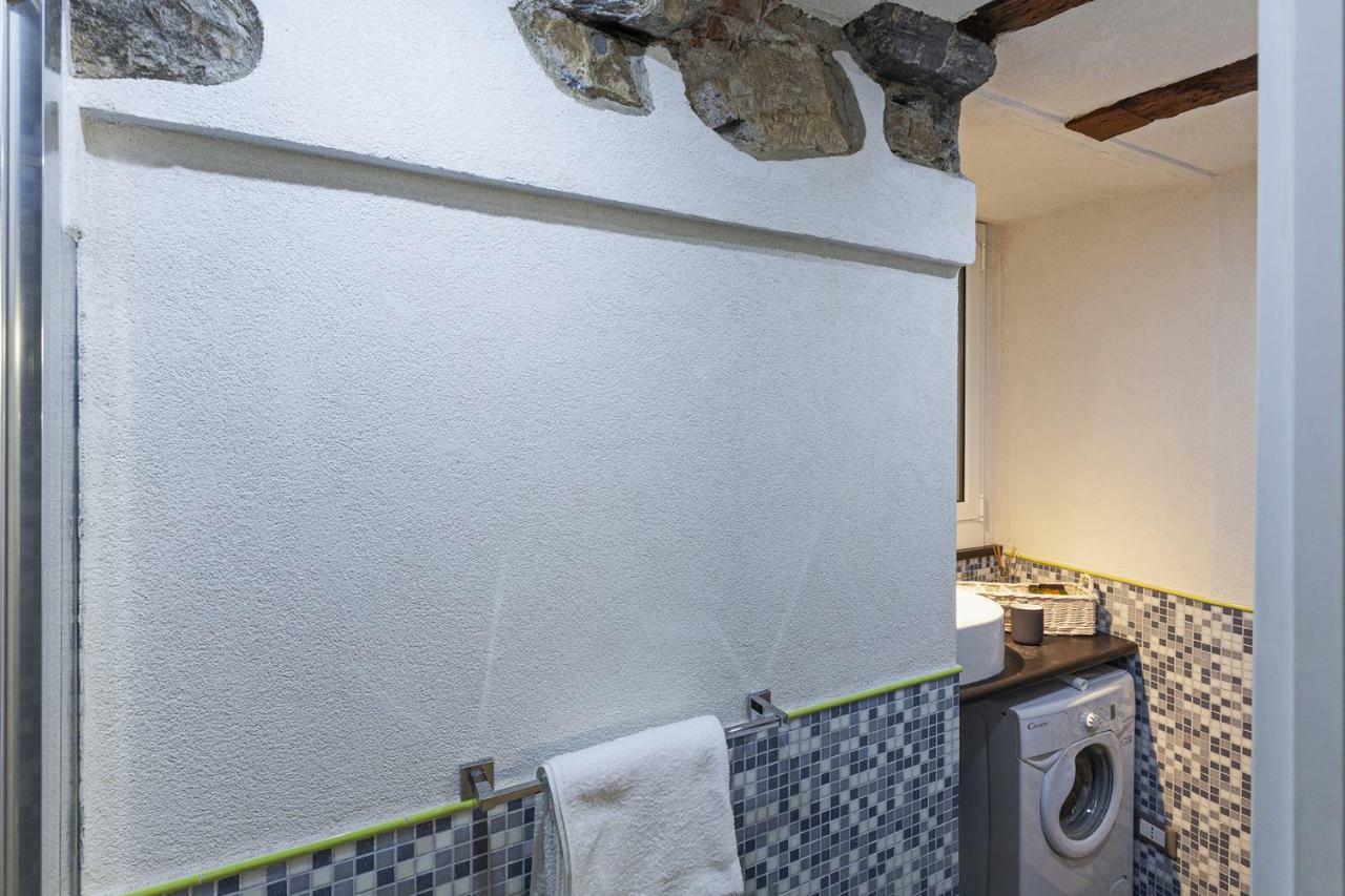 Wood And Stone In The Historical Center Apartment Genoa