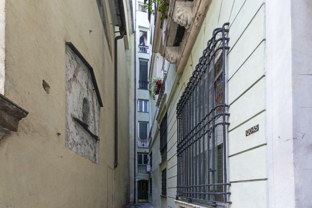 Wood And Stone In The Historical Center Apartment Genoa