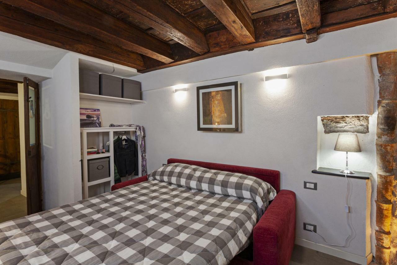 Wood And Stone In The Historical Center Apartment *